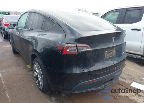 2022 Tesla Model Y Long Range Dual Motor All-Wheel Drive z USA, uszkodzony, nr VIN 7SAYGAEE0NF573937